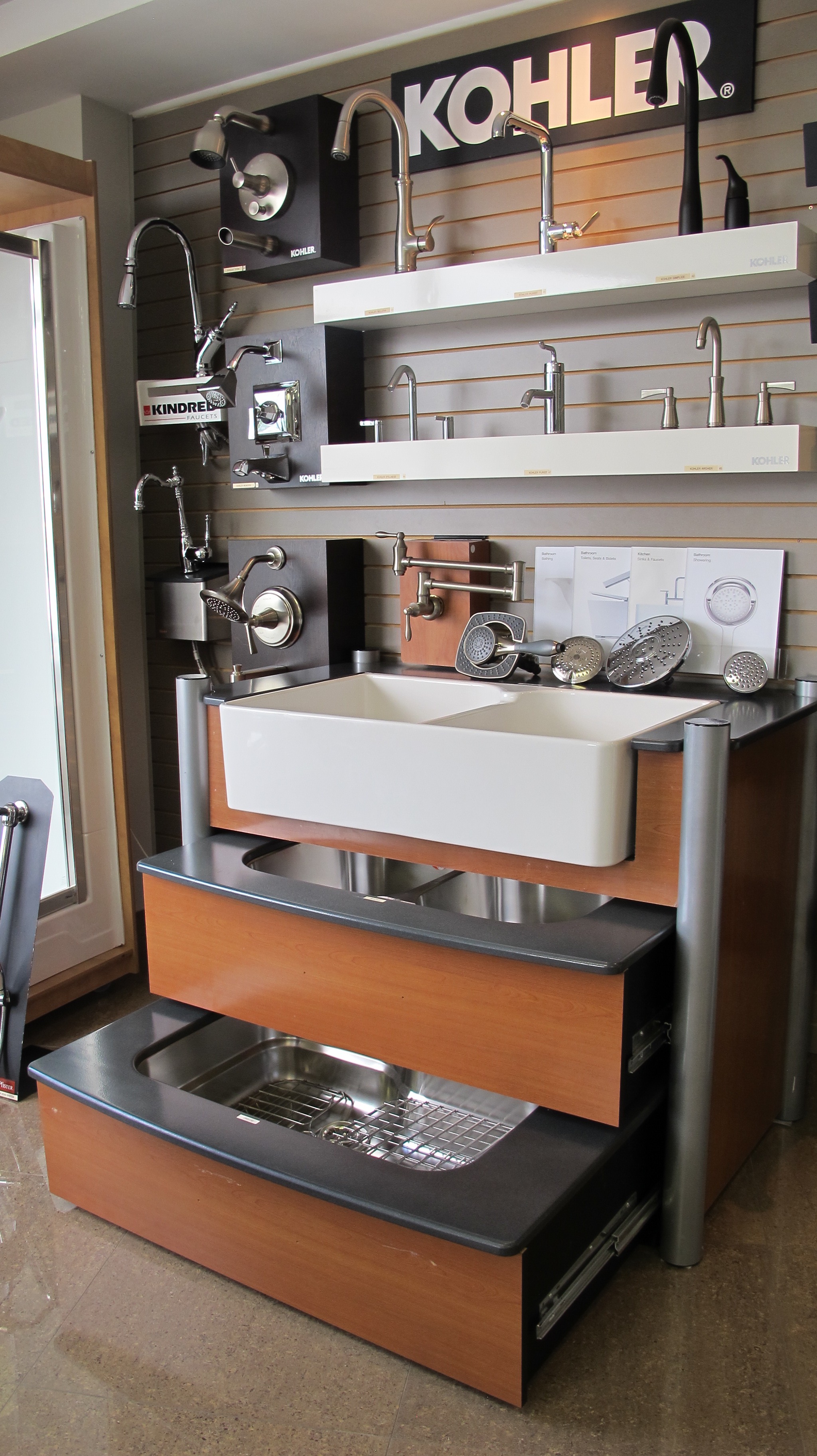 showroom-kitchen-sinks-and-faucets